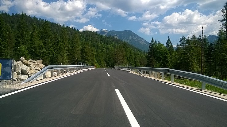 Fertige Fahrbahn im Brückenbereich