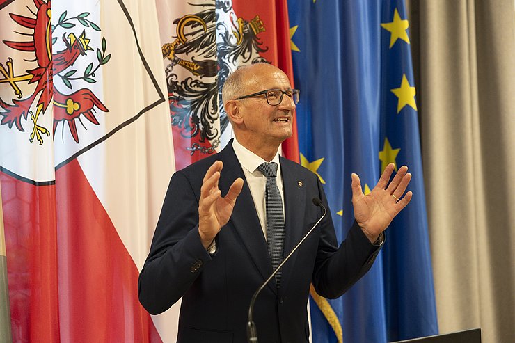 © Land Tirol/Sedlak Anton Mattle, ein Mann im Anzug, gestikuliert mit beiden Armen.