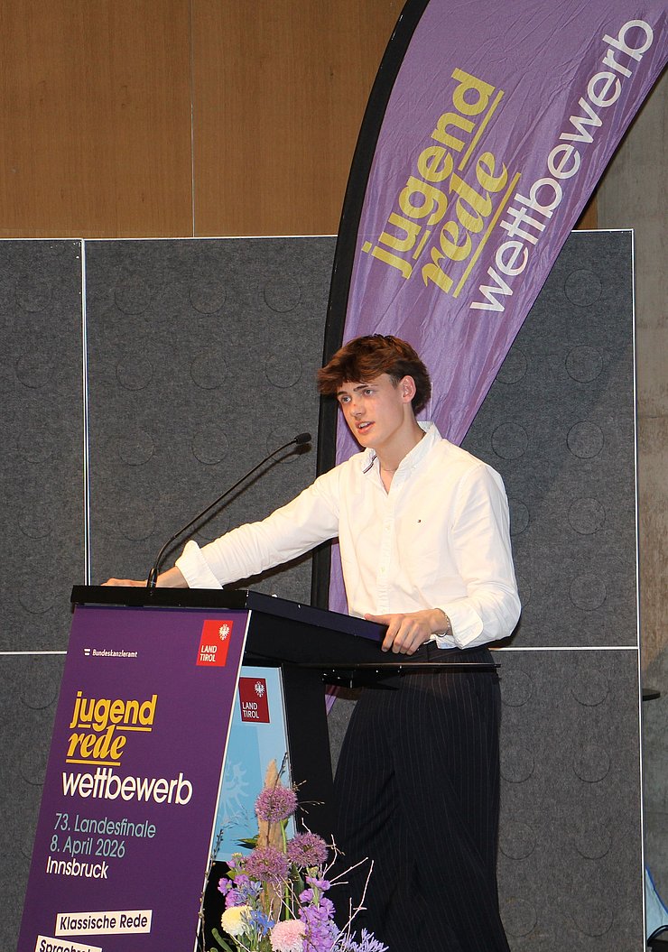 Jugendliche spricht in Mikrofon