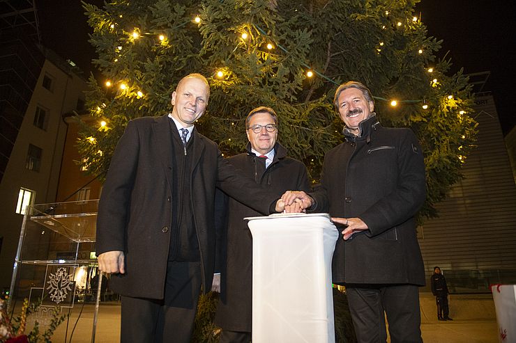 v.li.: Bgm Hannes Fender (Pill), LH Günther Platter und Bgm Hans Lintner (Schwaz) illuminierten gemeinsam den Christbaum am Landhausplatz.