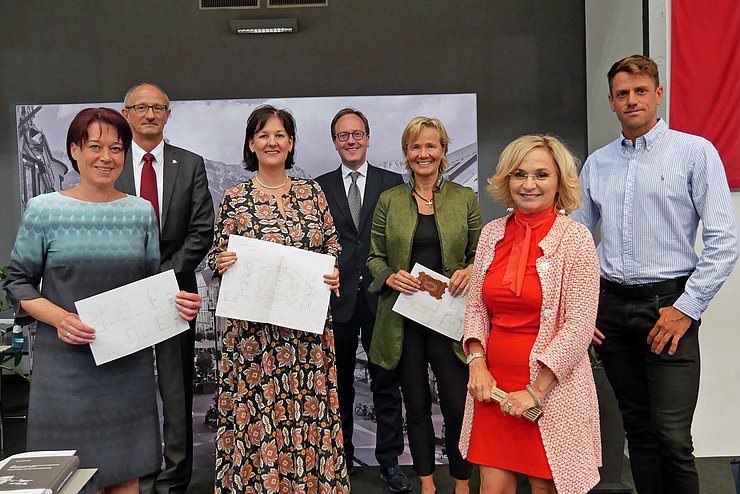 Die Mitglieder der Arbeitsgruppe Saalumbau: (v.li.) LTPin Sonja Ledl-Rossmann, VLTP Toni Mattle, KO Andrea Haselwanter-Schneider, KO Dominik Oberhofer, LA Evelyn Achhorner, LA Elisabeth Blanik, KO Gebi Mair.