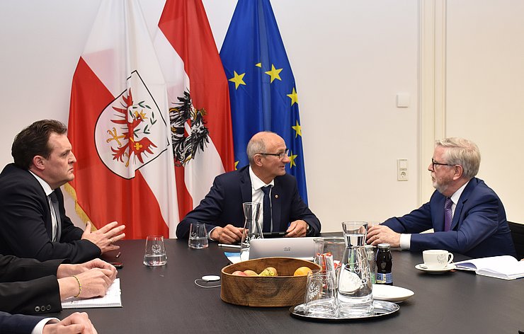 Landeshauptmann Anton Mattle, Landesrat René Zumtobel und Pat Cox sitzen am Tisch und unterhalten sich