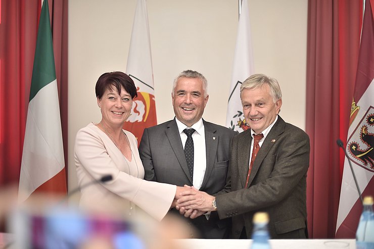 Die drei LandtagspräsidentInnen Sonja Ledl-Rossmann, Josef Noggler (Mitte) und Walter Kaswalder.