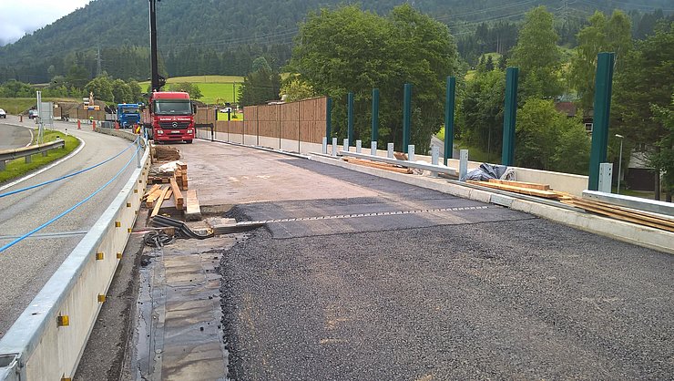 Versetzen Lärmschutzkassetten u. Fahrbahnübergang Seite Fernpass