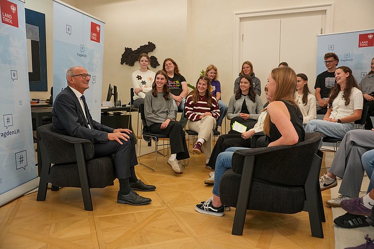 © Land Tirol/Jovanovic Mehrere Menschen führen ein Gespräch.