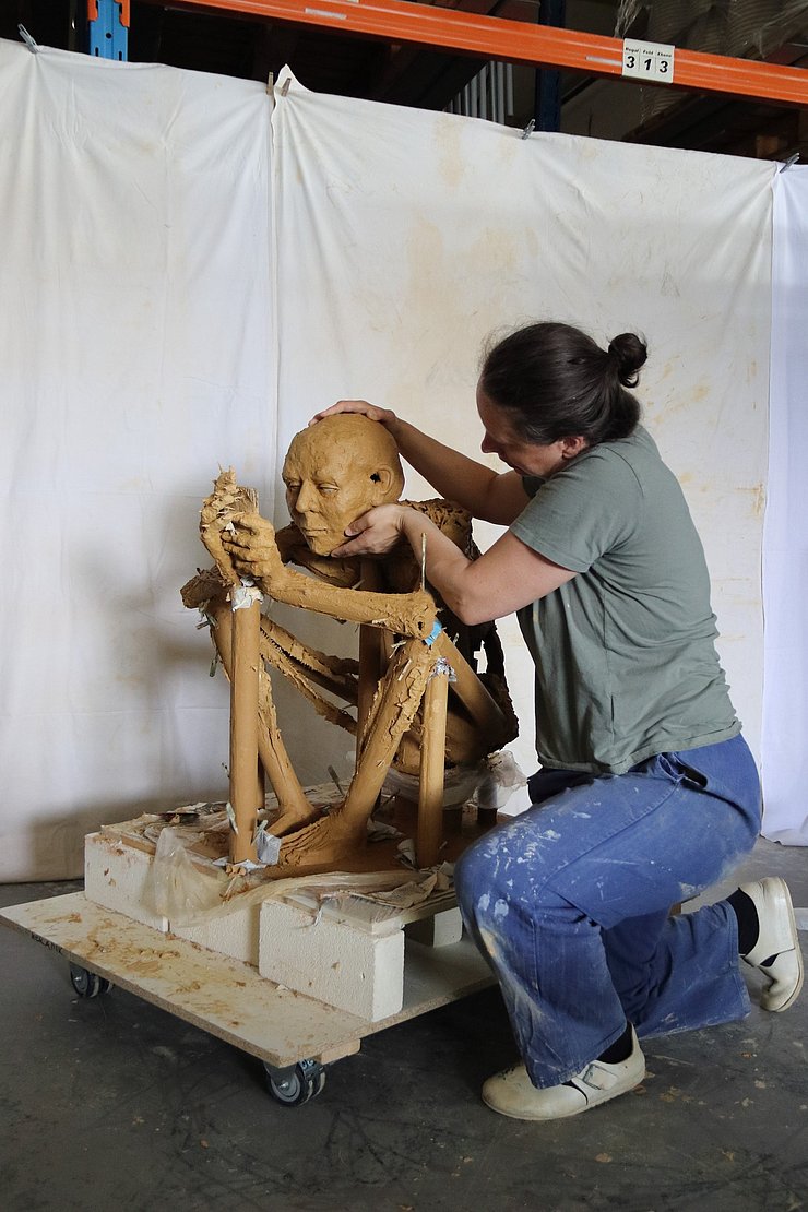 Arbeit an einer Terrakotta-Skulptur