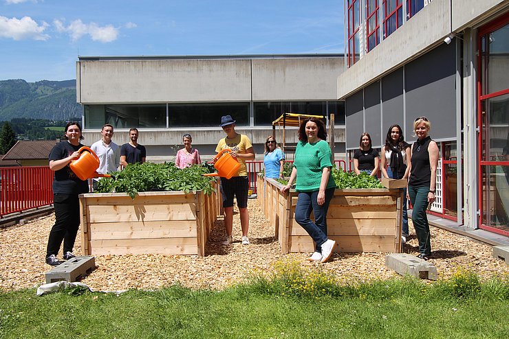 von links: Jasmin Atzl, Max Sprenger (Klassensprecher, Michael Geßlbauer (Mathematiklehrer der Klasse), Elke Zach (Klassenvorständin, Betriebswirtschaftslehrerin), Sebastian Hechenleitner, Sigrid Steiner (Direktorin), LHStvin Ingrid Felipe, Sophia Mairhofer, Helin Caliskan, Sonja Eder-Seibl (Bildungsdirektion Tirol) – in Mitten der Hochbeete.