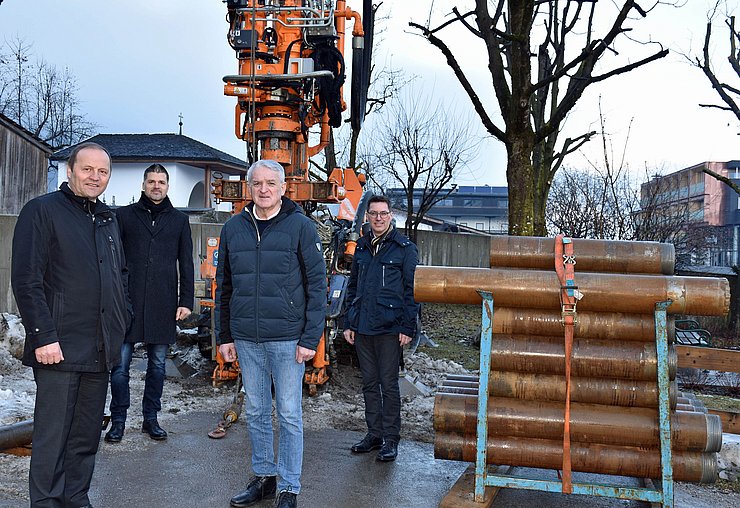 Machten sich in Ried im Zillertal ein Bild von den Bohrungen zur Erkundung des Grundwasserpotenzials zum Heizen und Kühlen (von links): Landeshauptmann-Stellvertreter Josef Geisler, Wasser-Tirol-Geschäftsführer Rupert Ebenbichler, Bürgermeister Hansjörg Jäger und Markus Federspiel, Vorstand der Abteilung Wasserwirtschaft. 