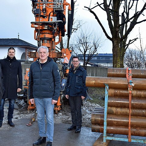 Machten sich in Ried im Zillertal ein Bild von den Bohrungen zur Erkundung des Grundwasserpotenzials zum Heizen und Kühlen (von links): Landeshauptmann-Stellvertreter Josef Geisler, Wasser-Tirol-Geschäftsführer Rupert Ebenbichler, Bürgermeister Hansjörg Jäger und Markus Federspiel, Vorstand der Abteilung Wasserwirtschaft. 