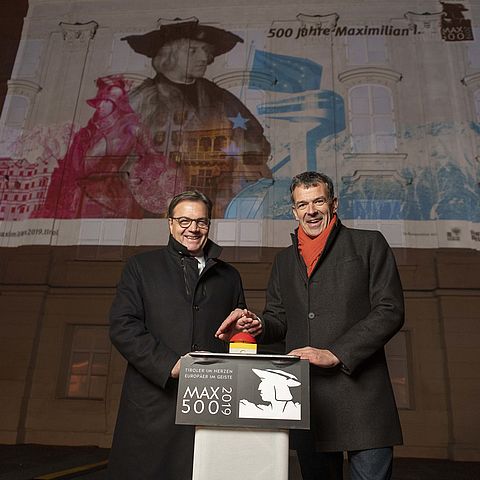 LH Günther Platter und Innsbrucks Bürgermeister Georg Willi drückten den Startknopf für die Lightshow "Max 500".