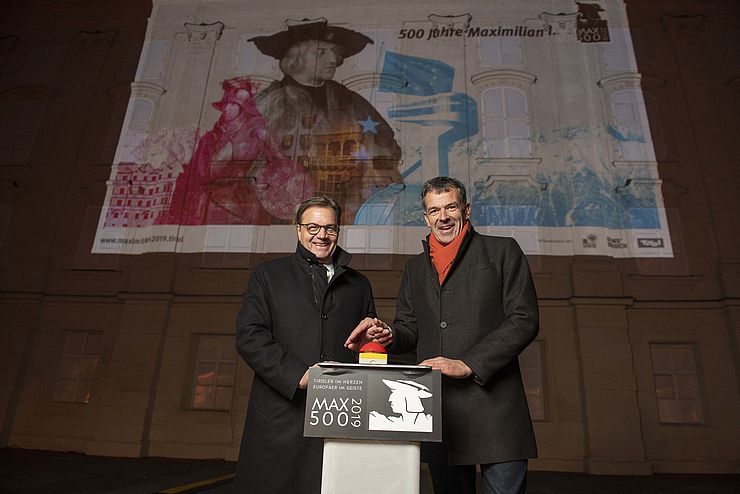 LH Günther Platter und Innsbrucks Bürgermeister Georg Willi drückten den Startknopf für die Lightshow "Max 500".
