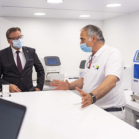 Landeshauptmann Günther Platter machte sich gestern, Freitag, vorab ein Bild vom LAB TRUCK – hier im Gespräch mit Ralf Herwig von HG Pharma, das anbietende Tiroler Unternehmen der LAB TRUCKs.