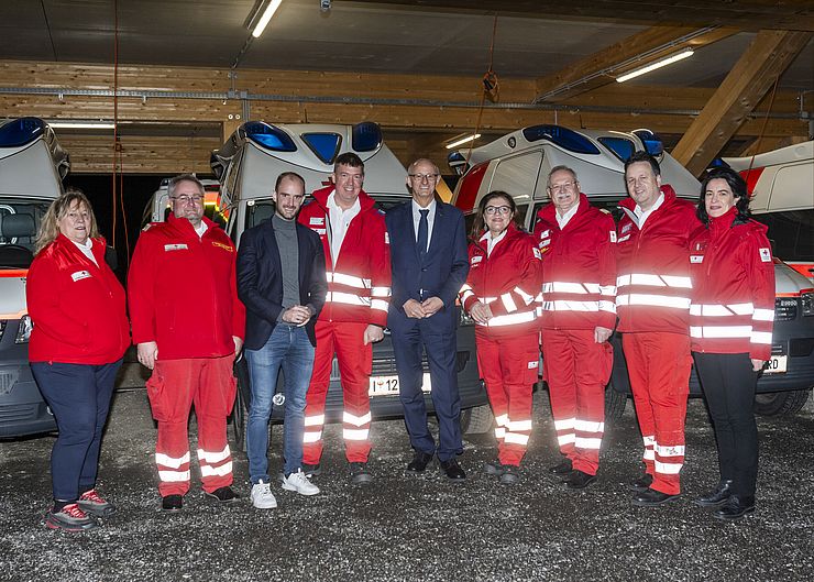 Foto von LH Mattle und Staatssekretär Florian Tursky mit MitarbeiterInnen des Roten Kreuz Innsbruck