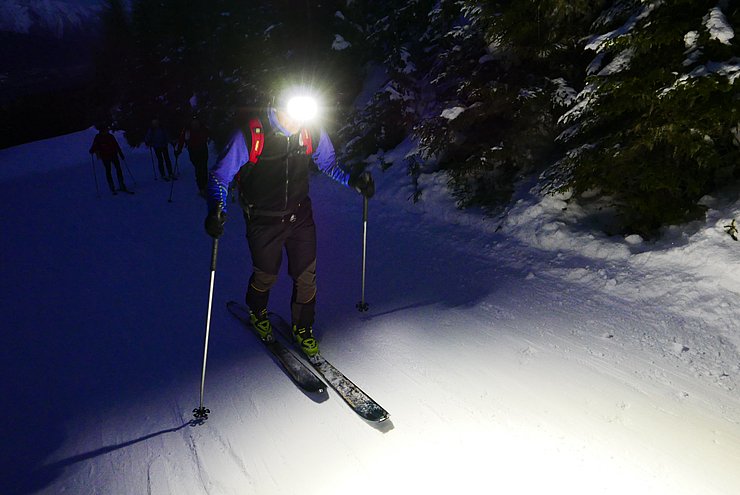 Die Skigebiete im Großraum Innsbruck bieten wieder fixe Tourenabende an und verschieben dafür Präparierungsarbeiten. Zu diesen Zeiten ist Pistentourengehen am Abend sicher möglich. 