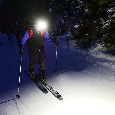 Die Skigebiete im Großraum Innsbruck bieten wieder fixe Tourenabende an und verschieben dafür Präparierungsarbeiten. Zu diesen Zeiten ist Pistentourengehen am Abend sicher möglich. 