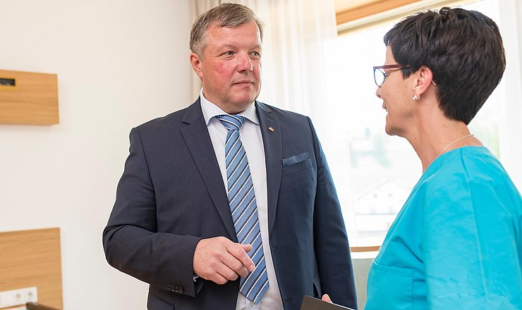 "Der Gesundheitsfonds Tirol fördert ein Projekt am Landeskrankenhaus Innsbruck, damit Patientinnen und Patienten nach einer Tumorbehandlung im Kopf-Hals-Bereich nicht mehr unter einer Schluckstörung leiden", berichtet LR Tilg (li.)