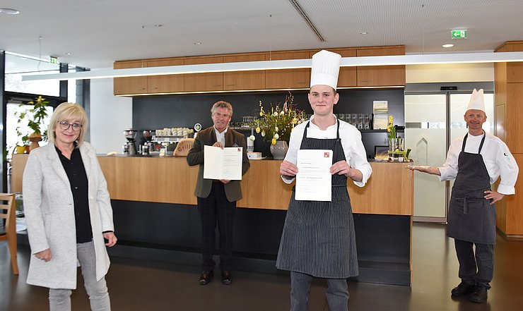 Von links bei der Verleihung der Lehrlingsauszeichnung Arbeits- und Bildungslandesrätin Beate Palfrader, Franz Jenewein, Leiter des Tiroler Bildungsinstituts Grillhof mit seinem Chefkoch Clemens Brandstötter und "Lehrling des Monats Jänner 2021" Maximilian Hörtnagl. 