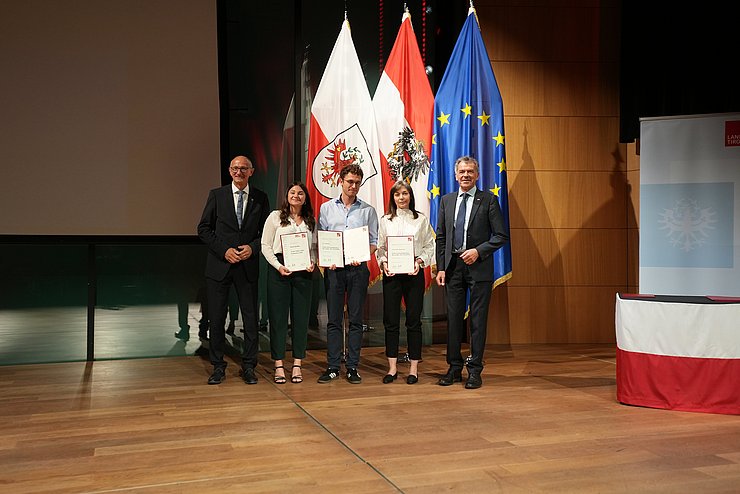 Mit dem Großen Literaturstipendium des Landes Tirol wurden Friederike Gösweiner (2. v. r.) und Emil Kaschka (Mitte) ausgezeichnet, der wie auch Anna Schober (2. v. l.) von LH Mattle und Innsbrucks Vizebürgermeister Georg Willi den Poetry-Slam-Preis erhielt.