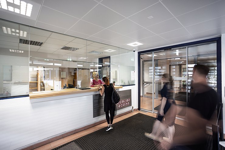 Mitarbeiterin berät BürgerInnen am Service Desk