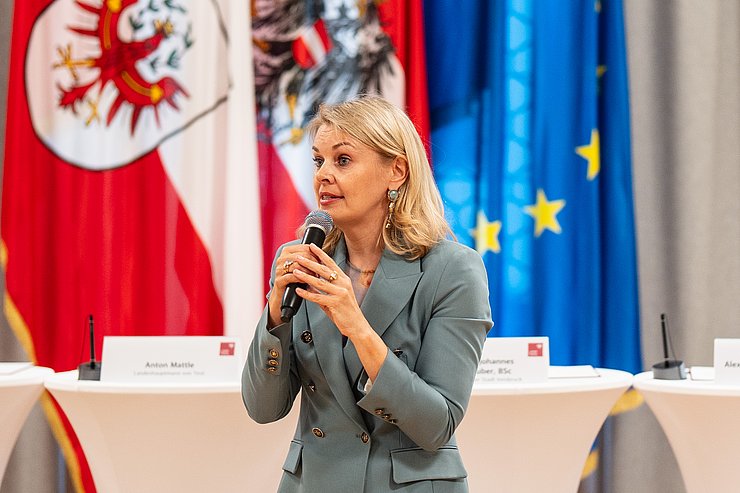 Elisabeth Mayr spricht in ein Mikrofon.