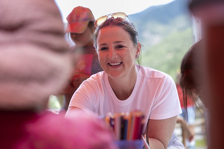 © Land Tirol/Sedlak Mair mit Kind redend