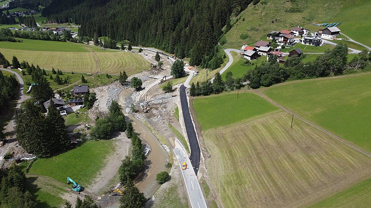 © Land Tirol Luftaufnahme zerstörte Straße und Ersatzstraße