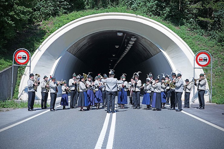 © Land Tirol/Trenker Musikkapelle spielt vor Tunnel