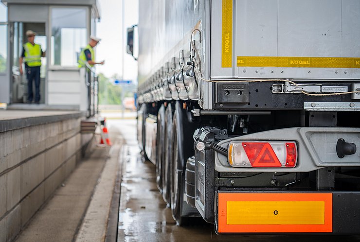 Kontrolle von Lkw in Radfeld
