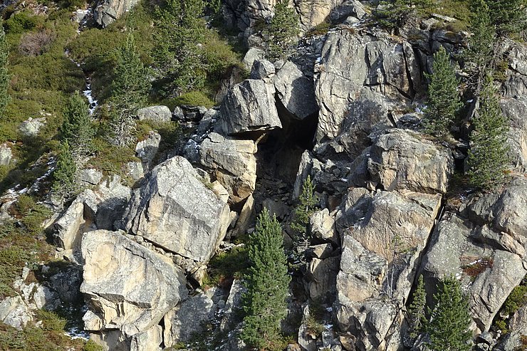 Aufgrund von Abbruchgefahr oberhalb der L 16 Pitztalstraße muss der Bereich zum Weiler Weißwald per Monitoring überwacht werden.