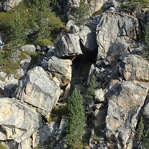 Aufgrund von Abbruchgefahr oberhalb der L 16 Pitztalstraße muss der Bereich zum Weiler Weißwald per Monitoring überwacht werden.