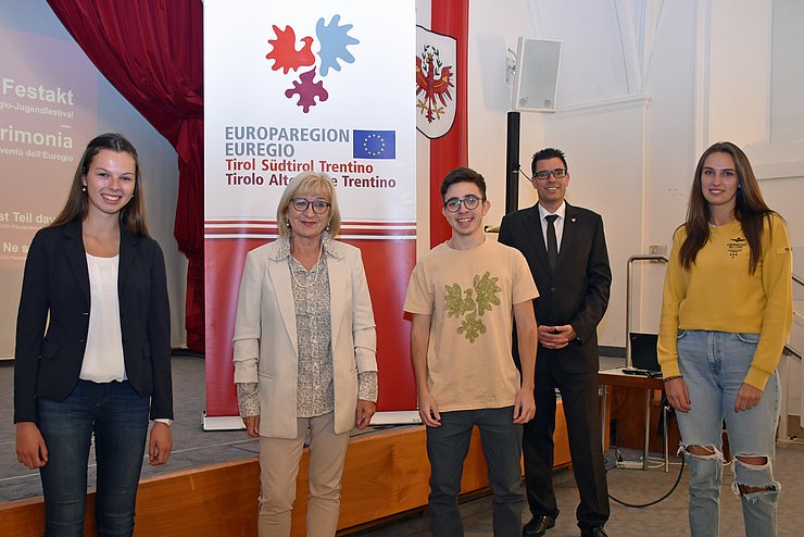 Tirols Bildungslandesrätin Beate Palfrader und Matthias Fink, Generalsekretär EVTZ Europaregion Tirol – Südtirol - Trentino mit den ModeratorInnen der Kleingruppen des Euregio-Jugendfestivals Anna Schipflinger (Kitzbühel), Fabrizio Pittoni (Bozen) und Anna Messner (Gröden).