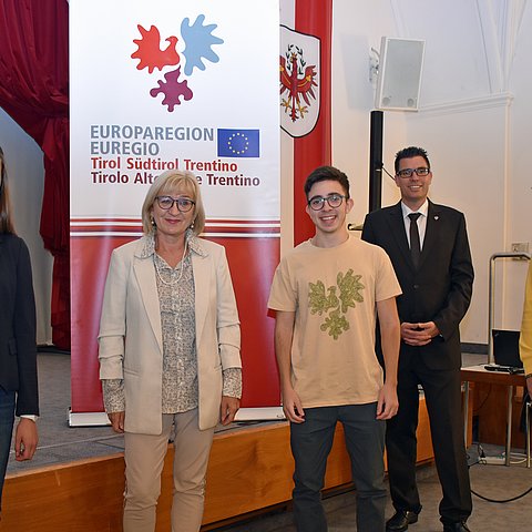 Tirols Bildungslandesrätin Beate Palfrader und Matthias Fink, Generalsekretär EVTZ Europaregion Tirol – Südtirol - Trentino mit den ModeratorInnen der Kleingruppen des Euregio-Jugendfestivals Anna Schipflinger (Kitzbühel), Fabrizio Pittoni (Bozen) und Anna Messner (Gröden).