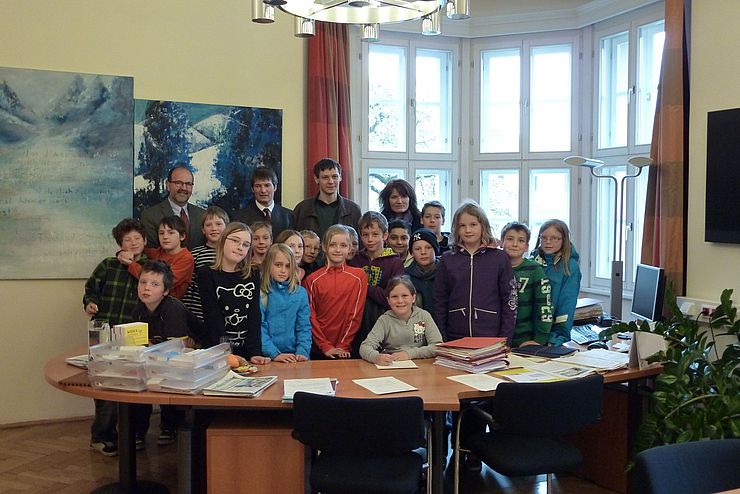Die Schülerinnen und Schüler beim Besuch in der Bezirkshauptmannschaft.