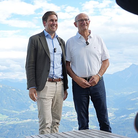 Staatssekretär Pröll und LH Mattle auf der Seegrube - im Hintergrund ein beeindruckendes Bergpanorama.
