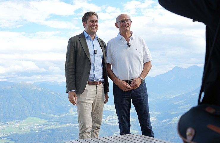 Staatssekretär Pröll und LH Mattle auf der Seegrube - im Hintergrund ein beeindruckendes Bergpanorama.