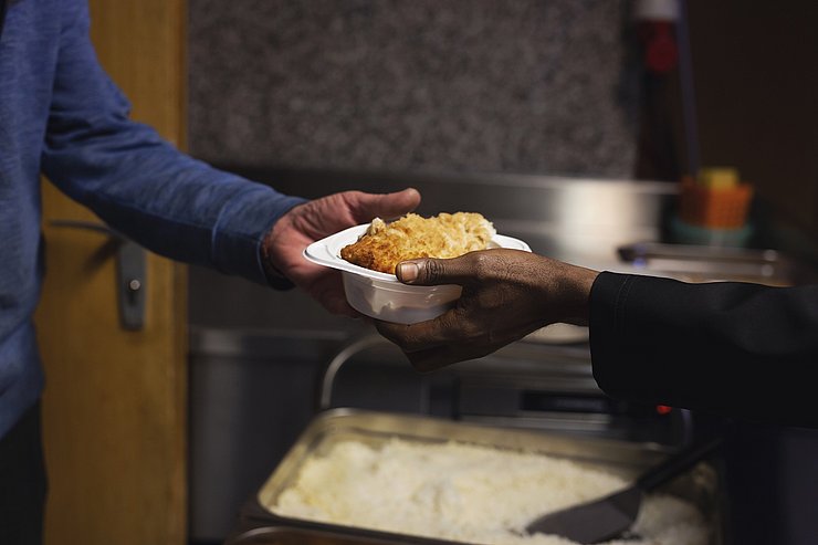 Hand reicht Hand Essen