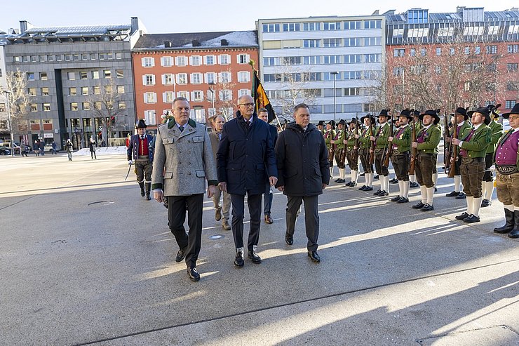 Abschreiten der Front mit Steiermarks LH Mario Kunasek, Tirols LH Anton Mattle, Vizekanzler Andreas Babler, Innsbrucks Bürgermeister Johannes Anzengruber und Bundesratspräsident Markus Stotter.