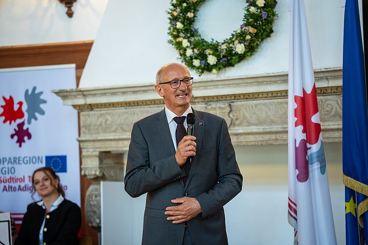 LH Mattle beim Sprechen mit Miktrofon