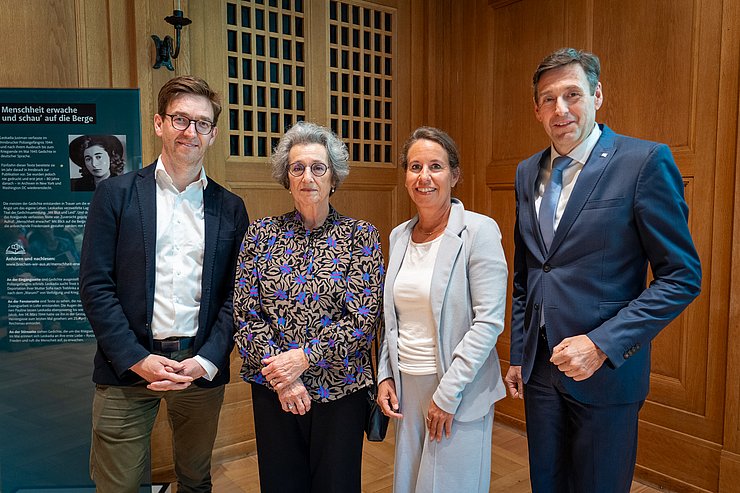 © Land Tirol/Neuner Vier Personen auf einem Gruppenfoto.