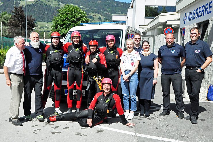 Beim Osttiroler Blaulichttag 2022, der diesmal bei der Wasserrettung stattfand, hieß die BH Lienz mit Bezirkshauptfrau Olga Reisner (3. von rechts) wieder zahlreiche VertretererInnen der verschiedensten Blaulicht- und Einsatzorganisationen teil. Mit dabei waren auch Landesamtsdirektor-Stellvertreter a. D. Dietmar Schennach (1. von links) und Johann Stolz (1. von rechts) von der Abteilung Krisen- und Katastrophenmanagement des Landes Tirol.