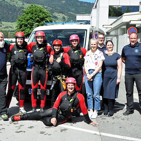 Beim Osttiroler Blaulichttag 2022, der diesmal bei der Wasserrettung stattfand, hieß die BH Lienz mit Bezirkshauptfrau Olga Reisner (3. von rechts) wieder zahlreiche VertretererInnen der verschiedensten Blaulicht- und Einsatzorganisationen teil. Mit dabei waren auch Landesamtsdirektor-Stellvertreter a. D. Dietmar Schennach (1. von links) und Johann Stolz (1. von rechts) von der Abteilung Krisen- und Katastrophenmanagement des Landes Tirol.