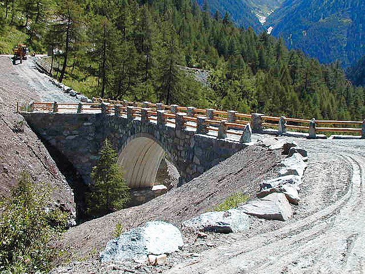 © Land Tirol/Revital Bogenbrücke aus Naturstein anstelle einer herkömmlichen Betonbrücke; Beispiel für ein besonderes Landschaftsschutzprojekt