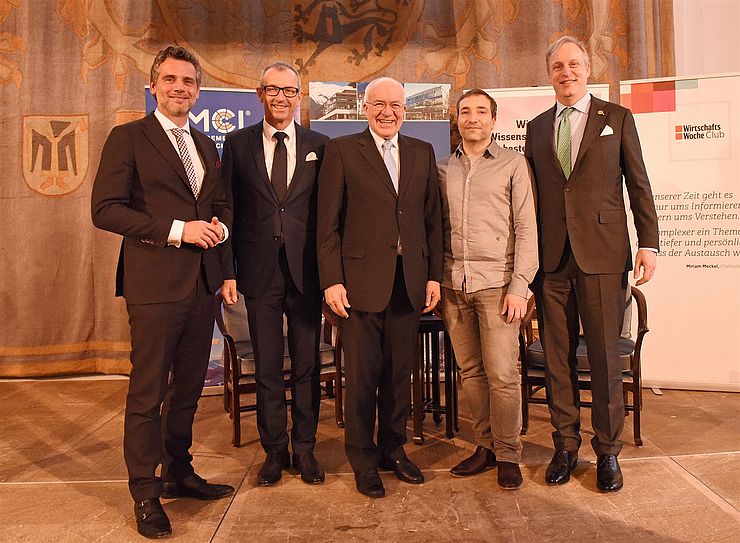 BU: Der frisch gekürte DFK-Ehrenvorsitzende inmitten von Gratulanten im Rahmen der feierlichen Festveranstaltung im Bayerischen Landtag / Maximilianeum: