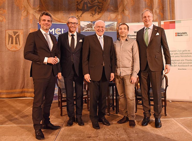 BU: Der frisch gekürte DFK-Ehrenvorsitzende inmitten von Gratulanten im Rahmen der feierlichen Festveranstaltung im Bayerischen Landtag / Maximilianeum: