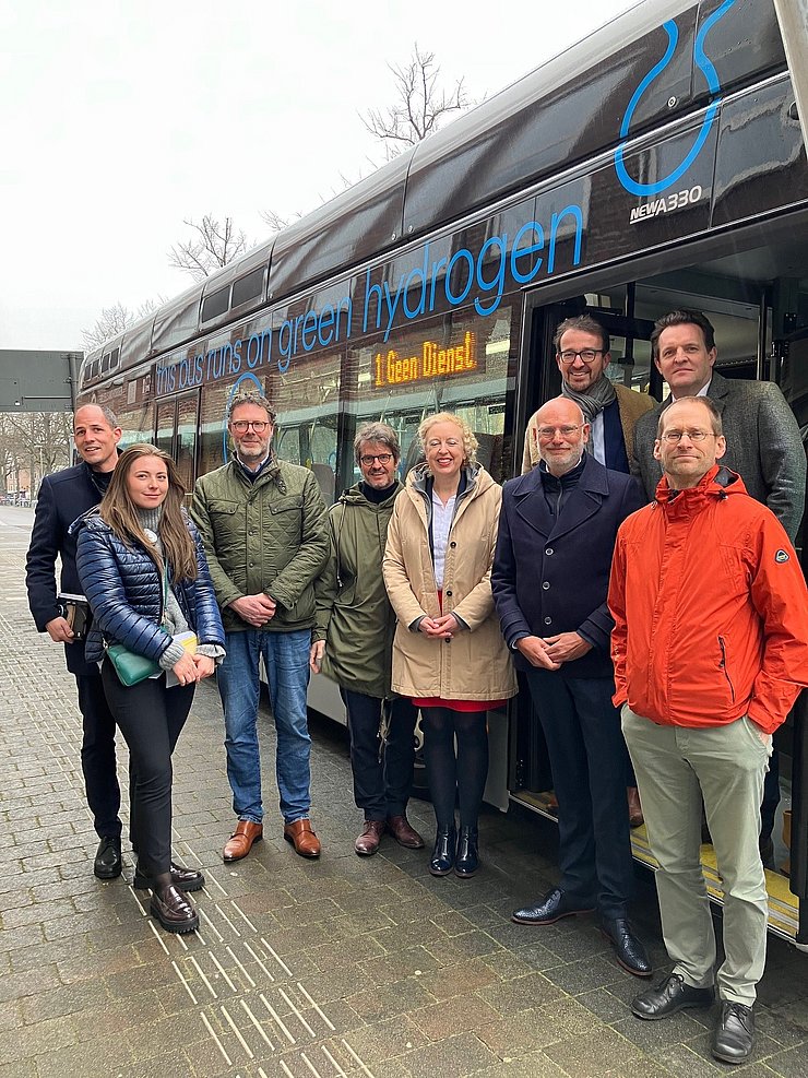 Gruppenfoto vor Bus