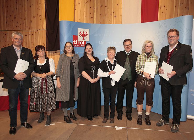 LH Günther Platter verlieh den BürgerInnen der Gemeinde Kals in Anwesenheit von Bezirkshauptfrau Olga Reisner, der Bürgermeisterin von Kals Erika Rogl und LRin Christine Baur die Tiroler Ehrenamtsnadel in Gold.