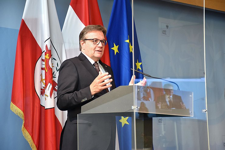 Landeshauptmann Platter: „Wenn man sich die Entwicklung der Fallzahlen in den letzten Wochen ansieht, kann man feststellen, dass die bisher getroffenen Maßnahmen richtig waren und gegriffen haben. Die mit dem Bund abgestimmte Taktik der schrittweisen Lockerungen hat sich gut bewährt, ein erneuter Anstieg der Infektionen ist bis dato ausgeblieben.“