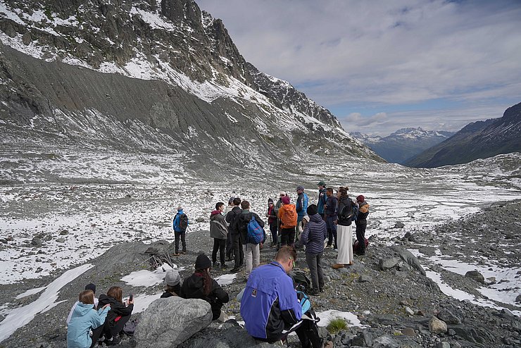 Menschen und Berge