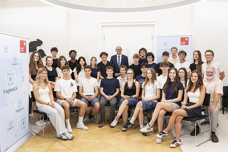 Ein Schulklasse bei einem gemeinsamen Gruppenbild.