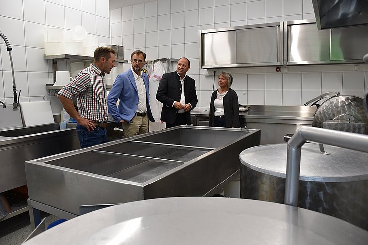 Mutter Theresia Kiechl (rechts im Bild) verantwortet die Käserei und die Verarbeitung der Milch. 